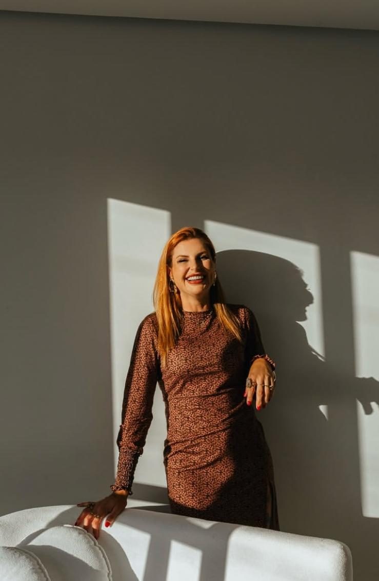 Profissional de estética avançada da Delicacy em retrato editorial