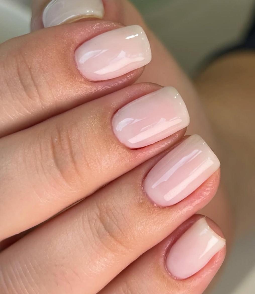 Unhas com esmaltação em gel finalizada, acabamento brilhante